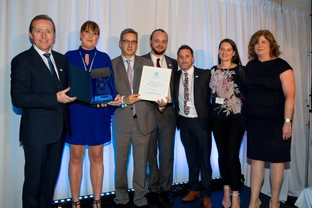 Photo de l'équipe du groupe PREM recevant le prix