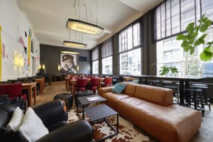 Leopold Hotel Oostende Ontbijtzaal Tafels en loungebank