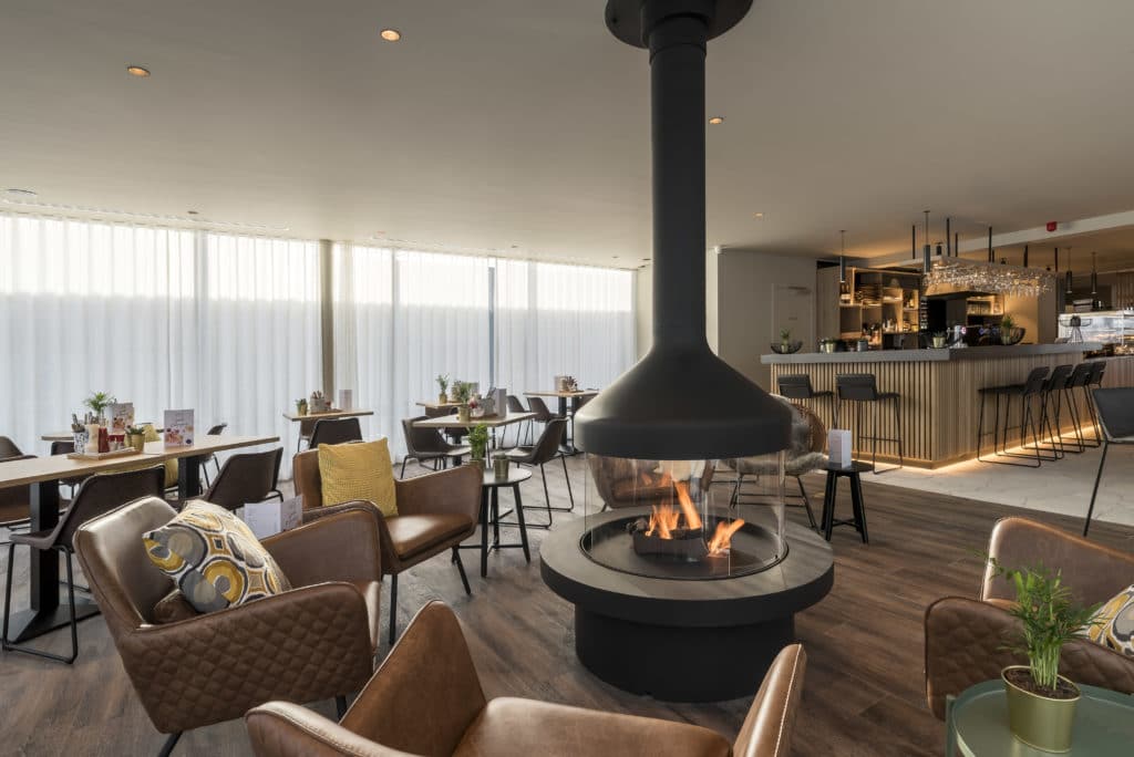 Overzicht van het eetcafé van PREMIER SUITES PLUS Antwerpen