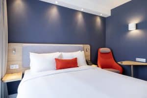 Bed en stoel in de tweepersoonskamer van Holiday Inn Express Antwerpen Centrum