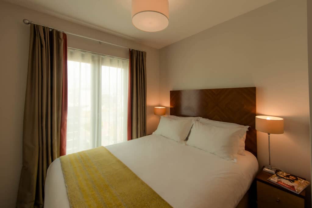 PREMIER SUITES Dublin Sandyford (Lit double vue de la porte)