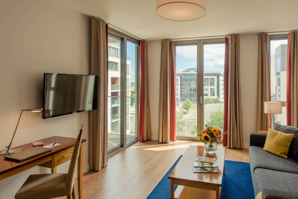 PREMIER SUITES Dublin Sandyford (salon pleine vue)