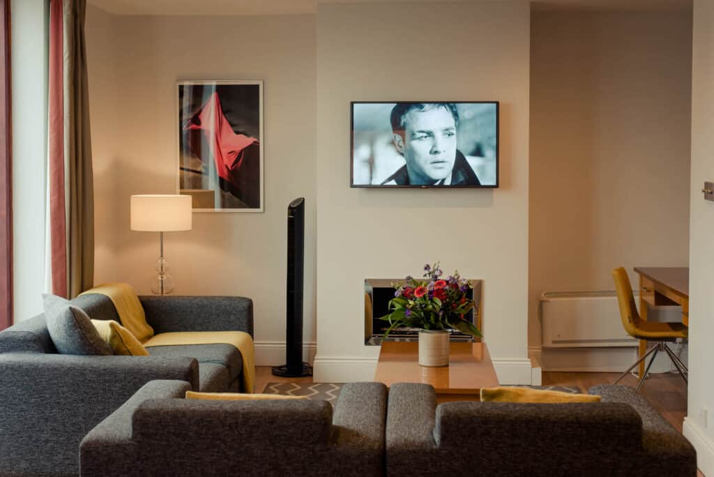 PREMIER SUITES PLUS Dublin Leeson Street living room tv