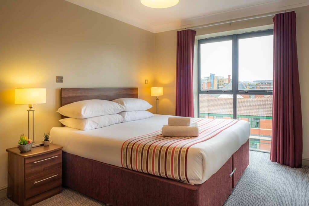 Grote slaapkamer bij PREMIER SUITES Bristol Redcliffe